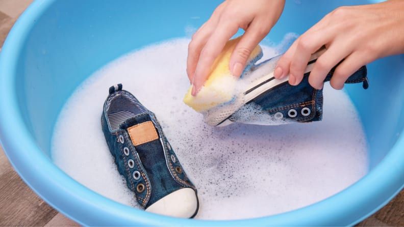 Cara Mencuci Sepatu Kanvas agar Tidak Cepat Luntur