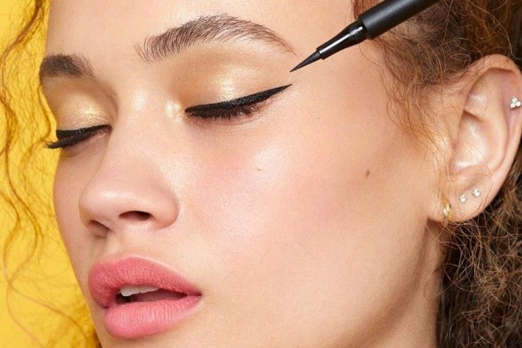 For Best Results, Here's How To Apply Eyeliner Correctly 