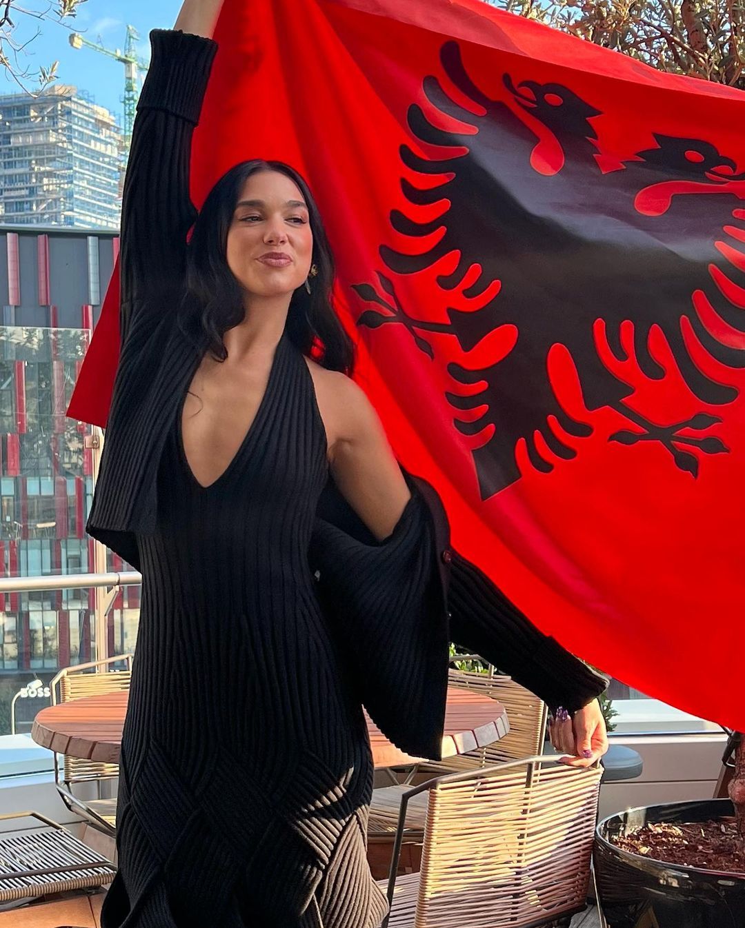 Dua Lipa Ekspos Bagian Dada saat Rayakan Hari Kemerdekaan Albania