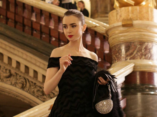 Menilik Kembali Gaya Rambut Lily Collins di Serial 'Emily in Paris'