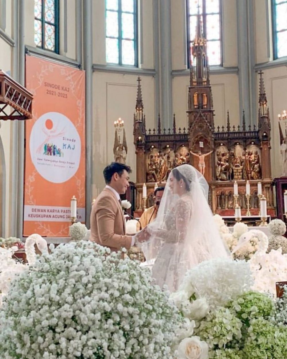 7 Artis yang Menikah di Gereja Katedral Jakarta, Ada Chelsea Islan!