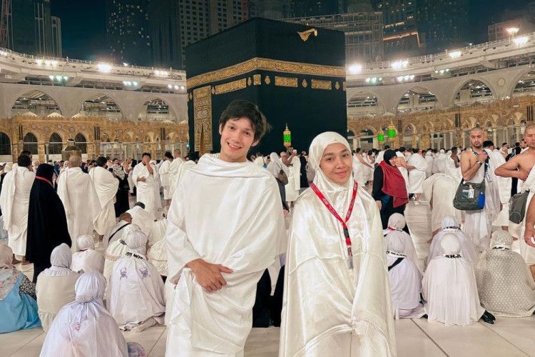 Belum Sah Menikah 7 Seleb Ini Pergi Umrah Bareng Pacar