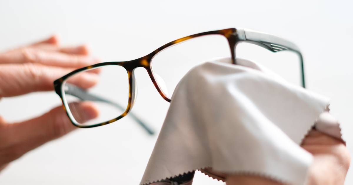 Cara Membersihkan Kacamata yang Buram