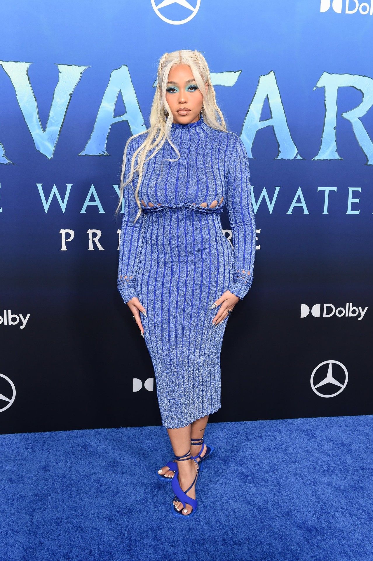 The Style of the Beautiful Singers at the Premiere of the Movie Avatar: The Waterway