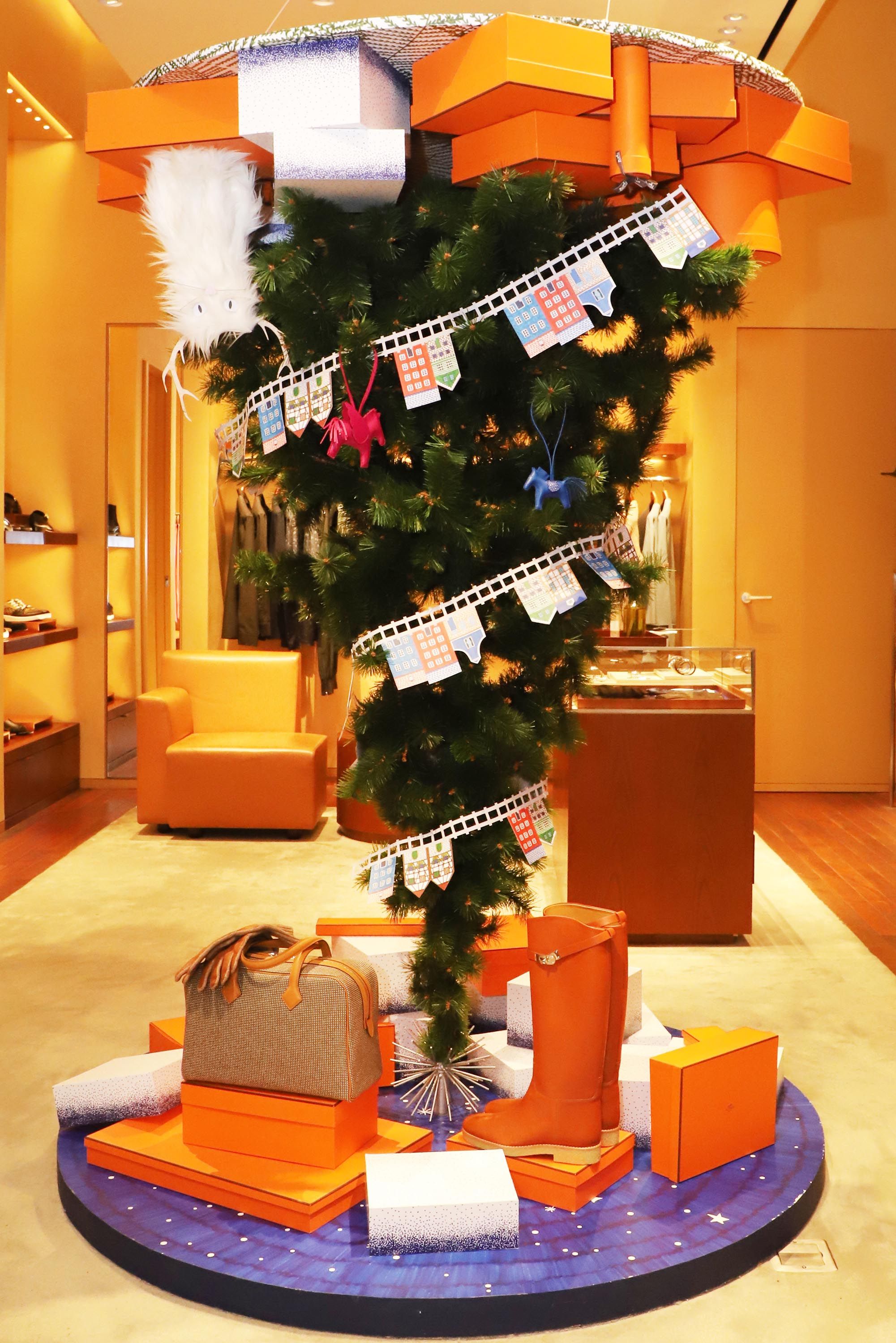Butik Hermès Rayakan Holiday dengan Tema Upside Down