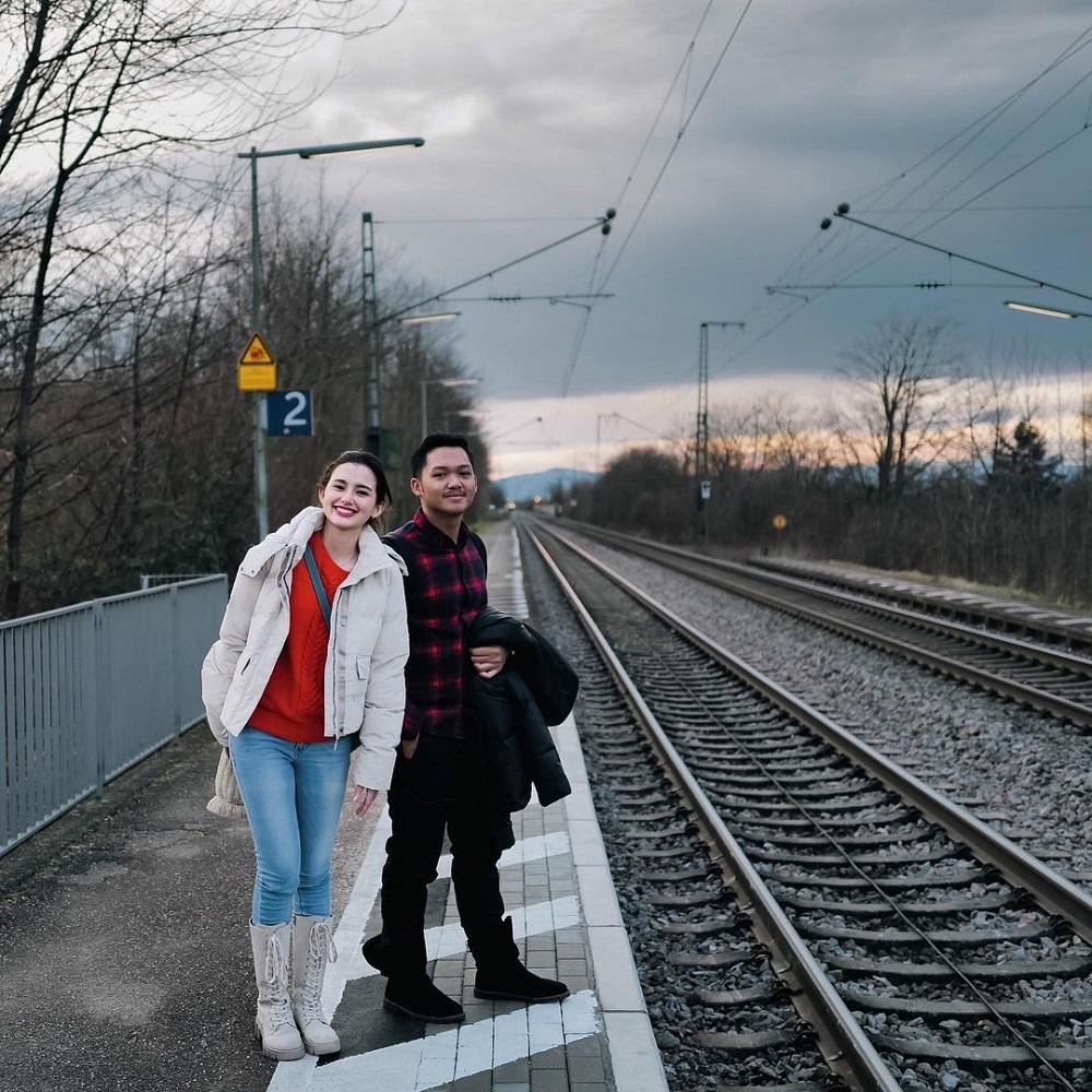Romantis, 7 Potret Liburan Azriel Hermansyah dan Sarah Menzel di Eropa