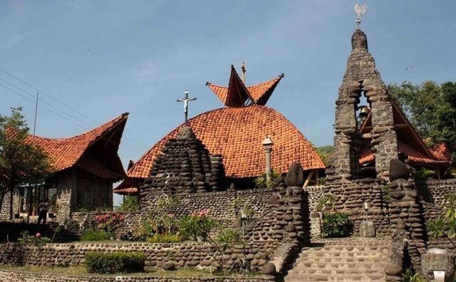 Ada Berbentuk Mirip Vihara, Inilah 9 Gereja Unik di Indonesia