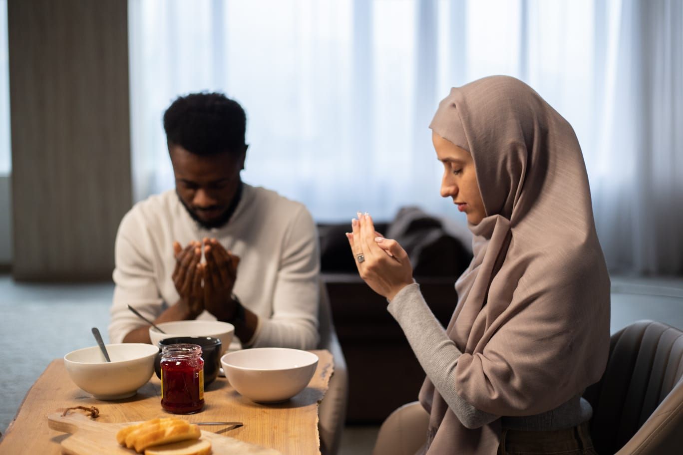 6 Adab Makan dan Minum yang Sesuai Ajaran Islam