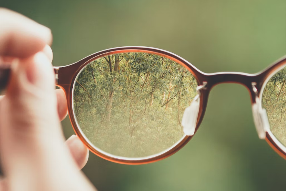 Kacamata Photochromic: Pengertian, Manfaat dan Perawatannya