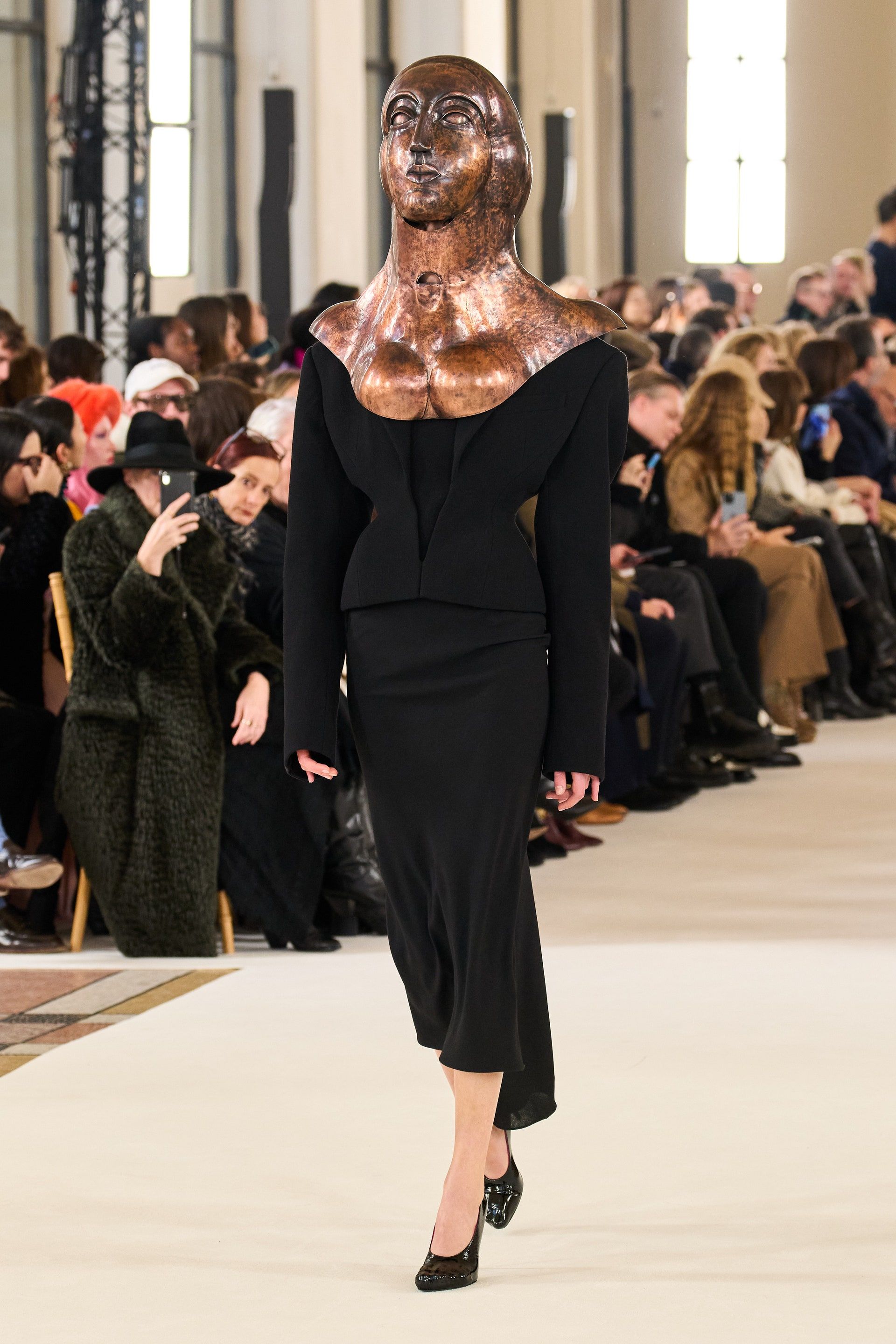 7 Hal Menarik di Fashion Show Schiaparelli Haute Couture S/S 2023