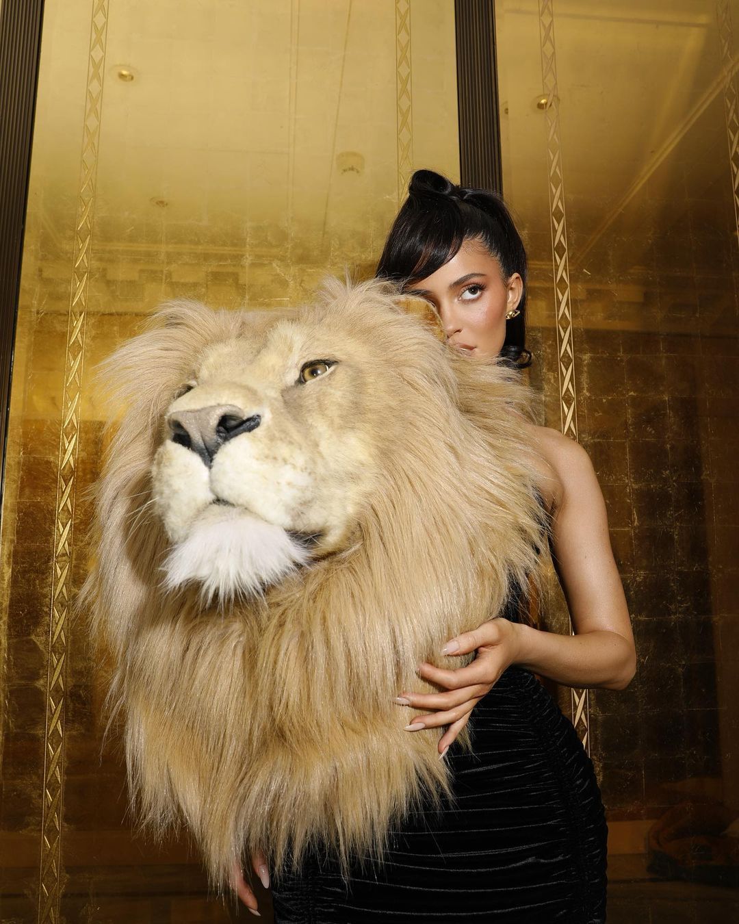 Kylie Jenner Bawa Kepala Singa di Fashion Show Schiaparelli 2023