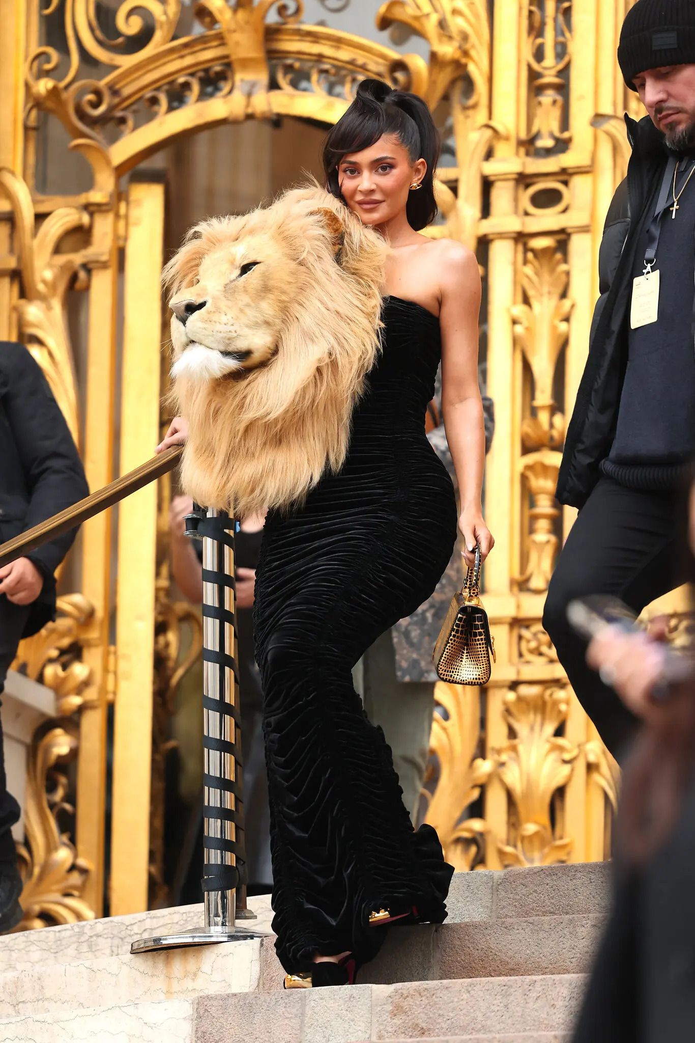 Kylie Jenner Bawa Kepala Singa di Fashion Show Schiaparelli 2023