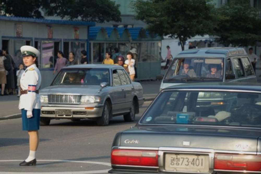 Северная корея выпускает автомобили. Фольксваген КНДР. Белые и синие номера в КНДР. Automobile industry of North Korea. Какое движение в КНДР.