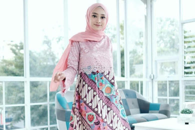 8 Model Dress Batik Kombinasi Brokat Lengan Panjang, Manis