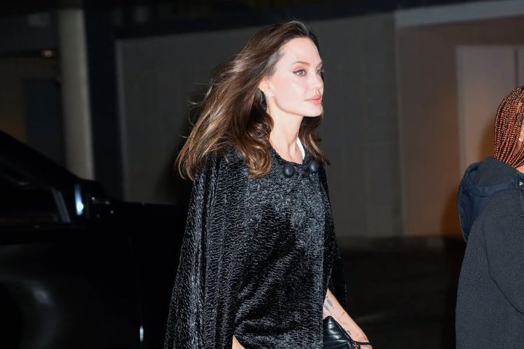 5 Gaya Terbaru Angelina Jolie, Elegan Dengan Busana Hitam