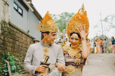 10 Momen Pernikahan Laura Theux Indra Brotolaras, Pakai Adat Bali